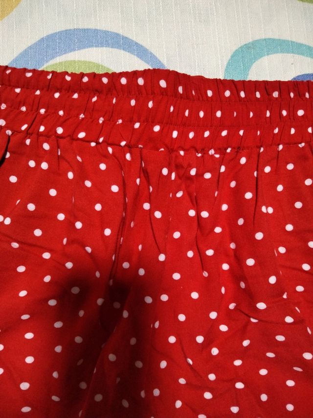 Shorts rojos lunares
