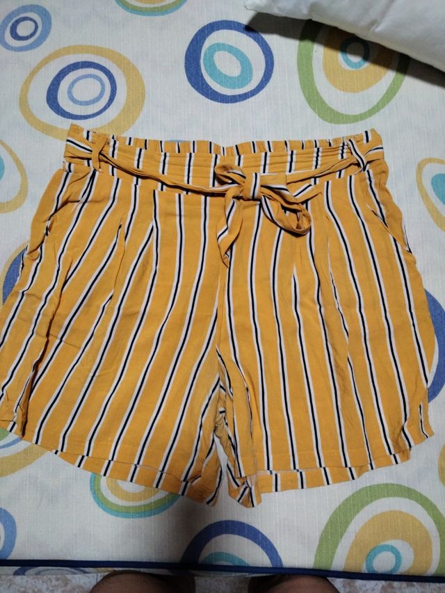 Shorts rayas amarillas y azul marino