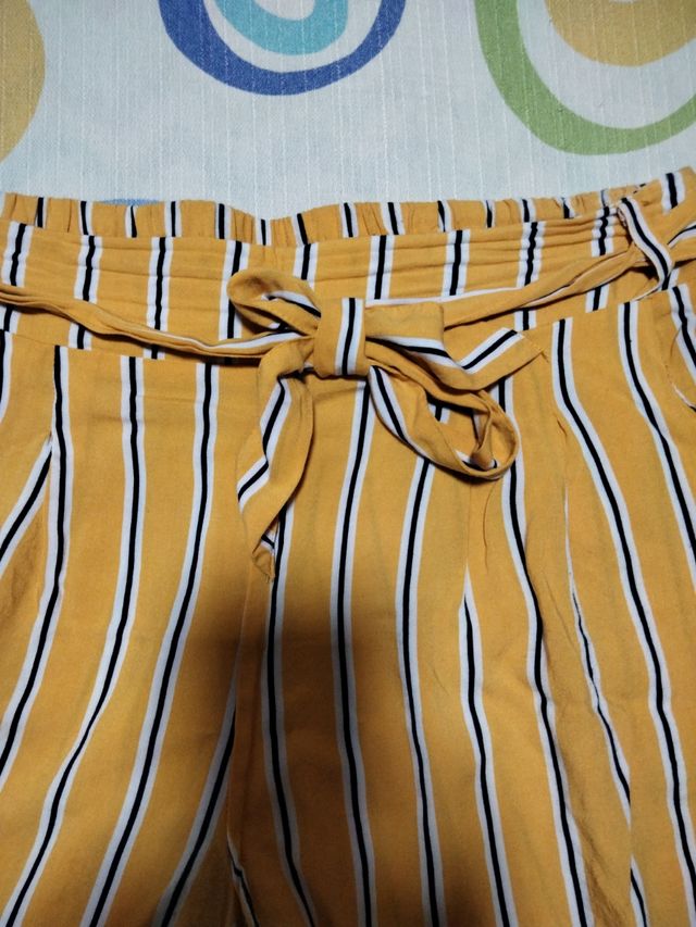 Shorts rayas amarillas y azul marino