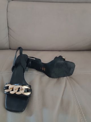 Sandali neri con catena oro