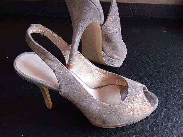 Zapatos salón ante gris.