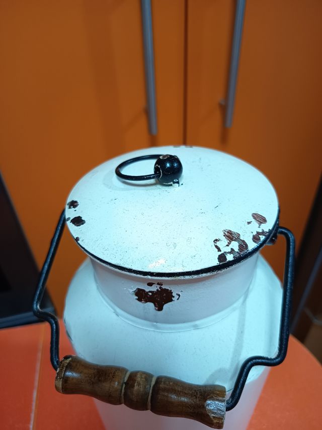 Lechera metálica blanca vintage