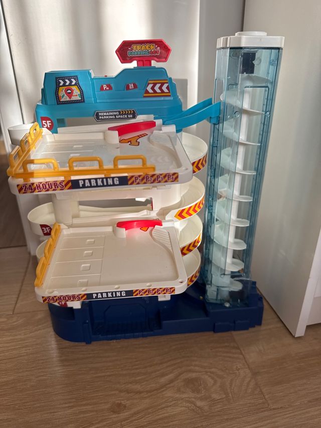 Aparcamiento de coches 3 plantas