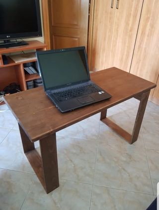 Mesa de madera marrón