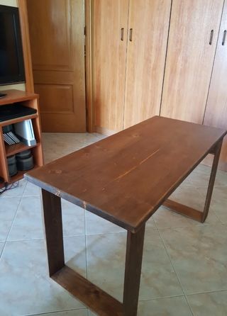Mesa de madera marrón