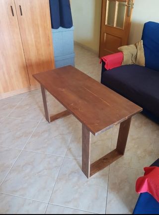 Mesa de madera marrón