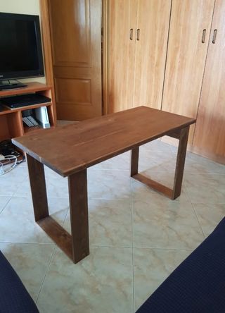 Mesa de madera marrón
