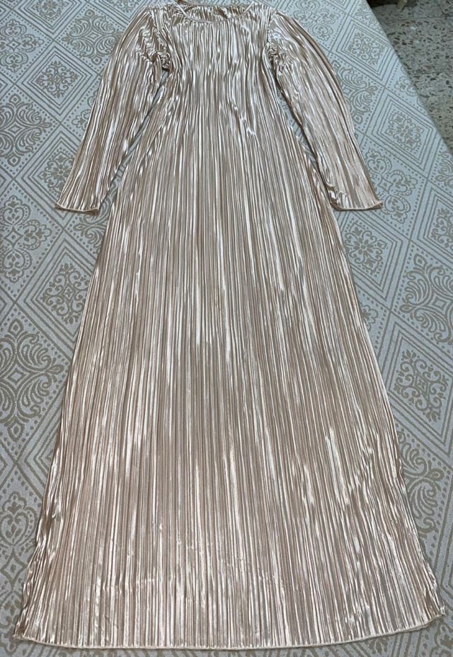 Vestido plisado dorado