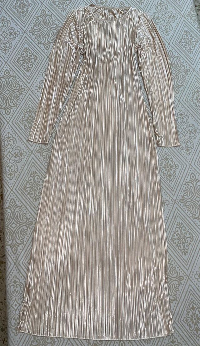 Vestido plisado dorado