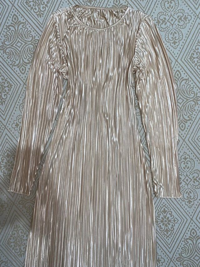 Vestido plisado dorado