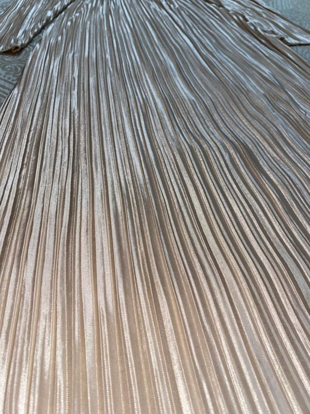 Vestido plisado dorado