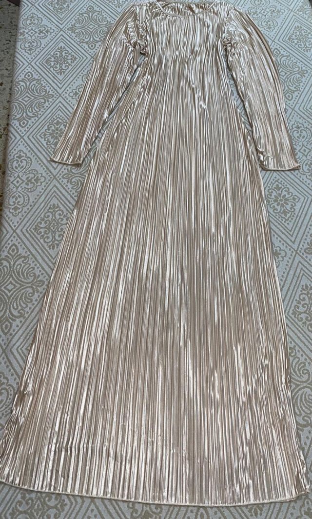 Vestido plisado dorado