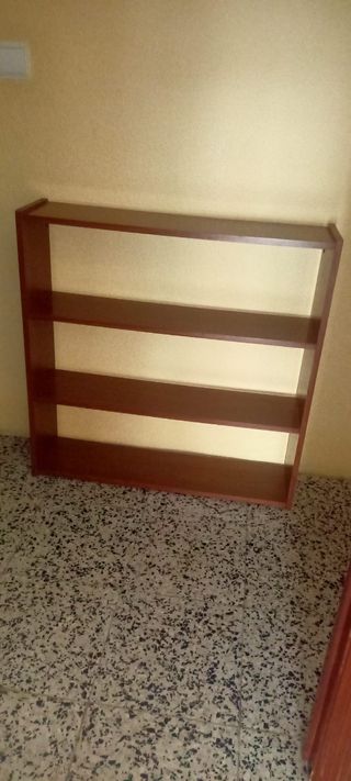 Estantería de madera marrón