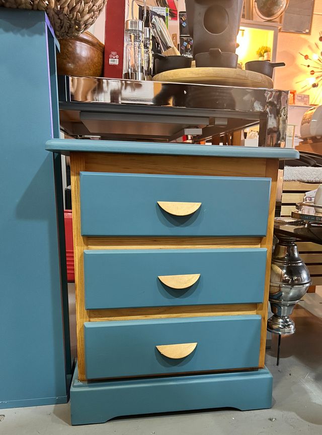 Mesilla noche azul restaurada 3 cajones y 2 baldas