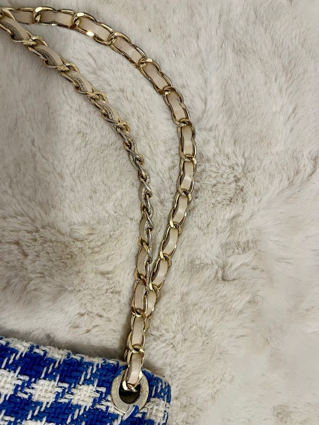 Bolso bandolera cuadros vichy con cadena dorada.