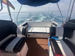 barco Sealine 195 cabin con remolque