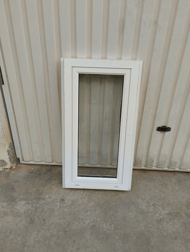 Ventana blanca oscilobatiente 96x50 cresta al dobl
