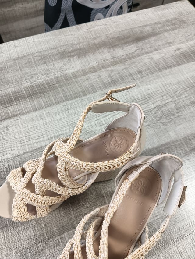 Sandalias cuña Guess beige