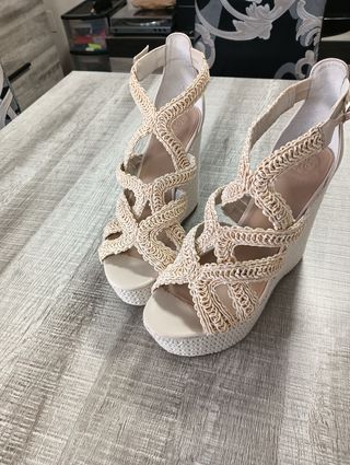 Sandalias cuña Guess beige