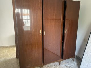 Armario madera marrón antiguo