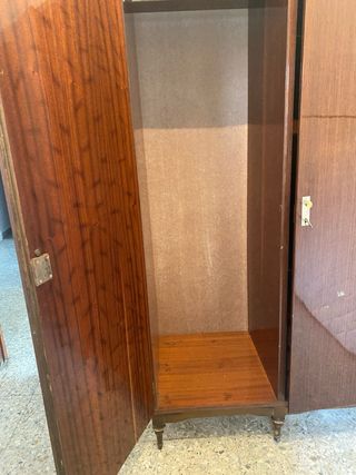 Armario madera marrón antiguo