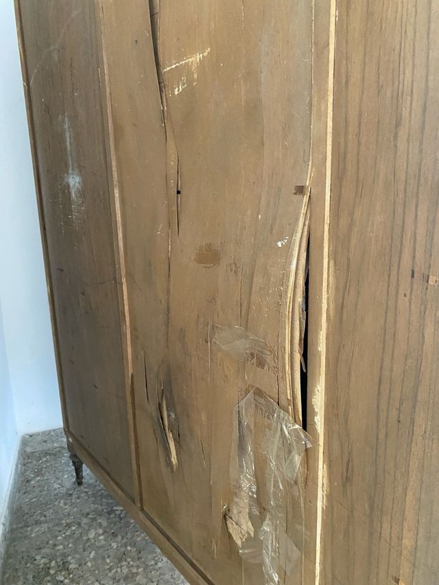 Armario madera marrón antiguo