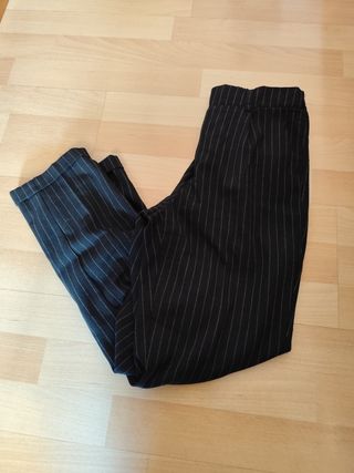 Pantalón rayas Stradivarius negro. Talla XS.