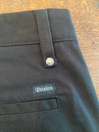 Bermudas Brixton azul marino.