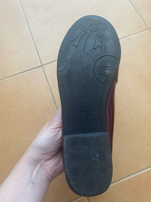 Zapatos tipo charol burdeos con borlas