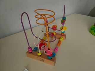 Labirinto per bambini in legno colorato