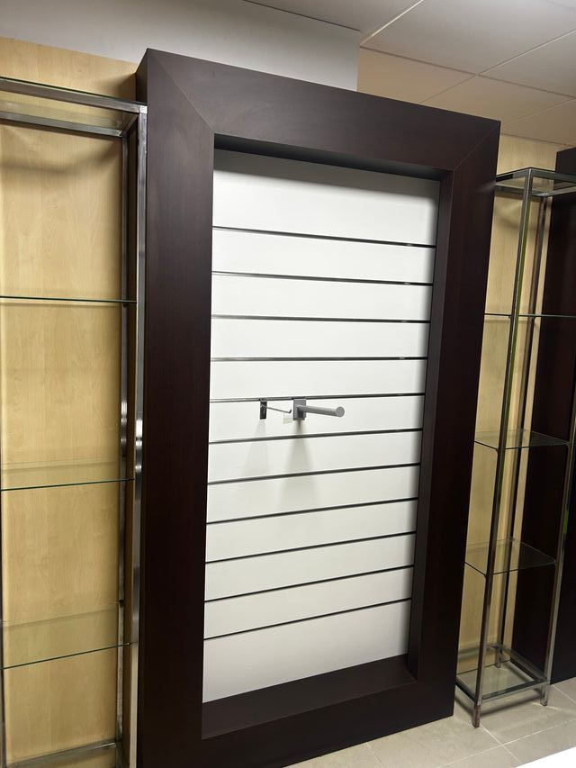 Estante comercial - castanho e branco