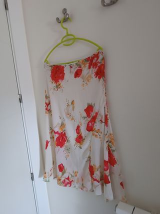 Falda estampada flores rojas