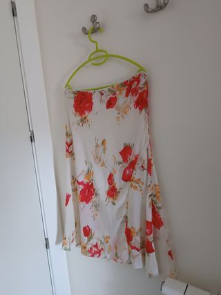 Falda estampada flores rojas