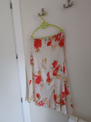 Falda estampada flores rojas