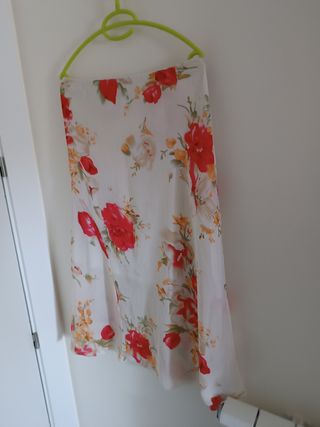 Falda estampada flores rojas