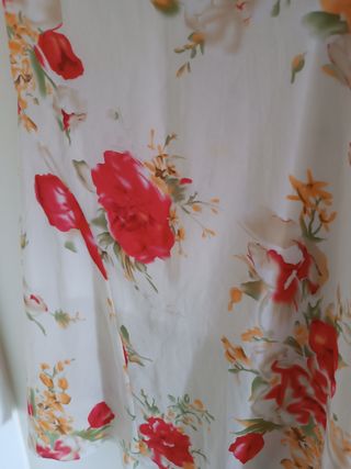 Falda estampada flores rojas