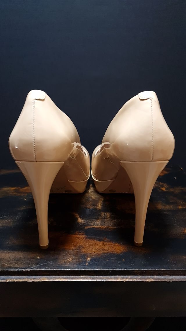 Scarpe in pelle scamosciata beige con tacco alto 41