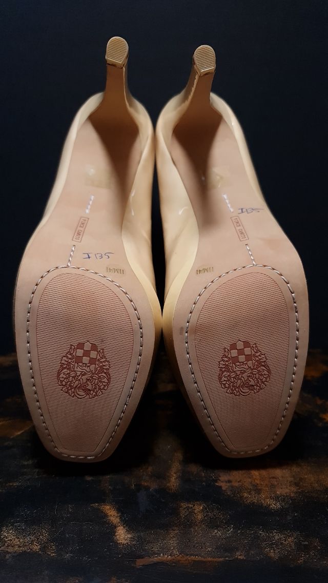 Scarpe in pelle scamosciata beige con tacco alto 41