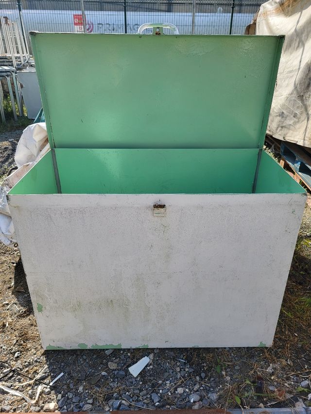 Arcón metálico verde y blanco.