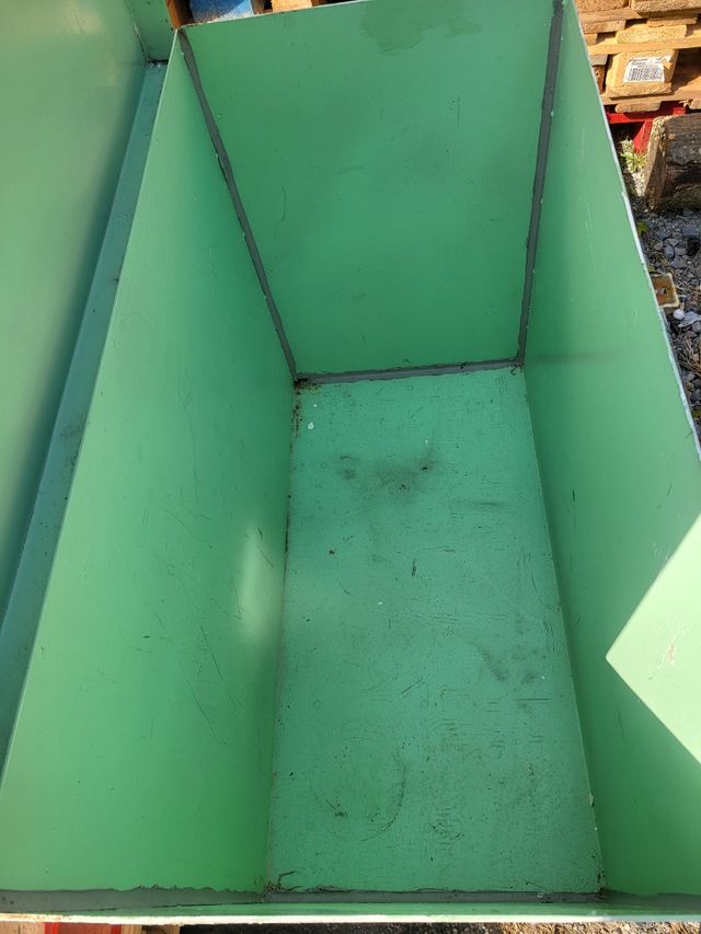 Arcón metálico verde y blanco.