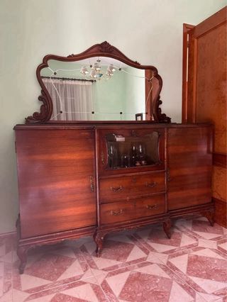 Aparador antiguo de madera con espejo