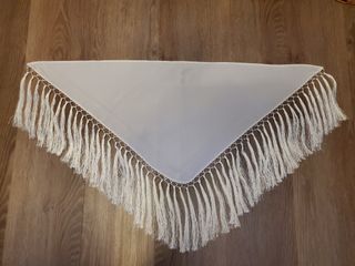 Mantoncillo color crudo o hueso con flecos de seda