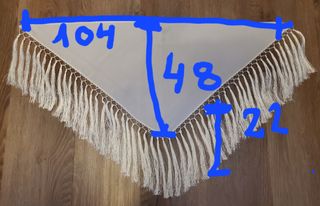 Mantoncillo color crudo o hueso con flecos de seda