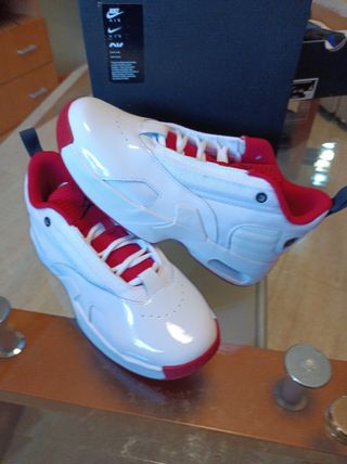 Zapatillas Jordan rojas y blancas