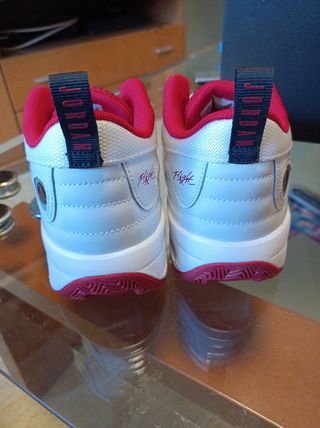 Zapatillas Jordan rojas y blancas