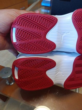 Zapatillas Jordan rojas y blancas