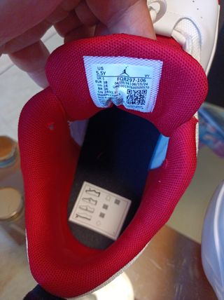Zapatillas Jordan rojas y blancas