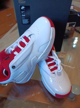 Zapatillas Jordan rojas y blancas