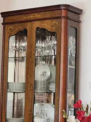 Vitrina antigua de madera. Precio negociable