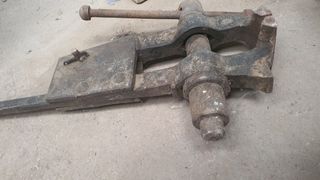 Yunque, prensa antiguo para vias de tren.